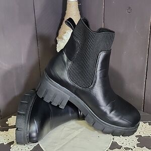 Cushionaire sparks Chelsea boot. size 6.5